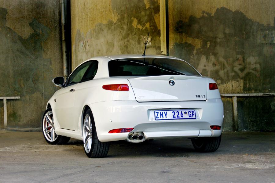  Alfa Romeo GT Limited Edition (937C) 2010 года  (фото 4 из 8)